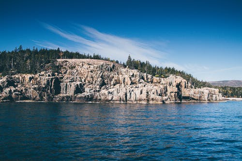 棕色的石头和水体 · 免费素材图片