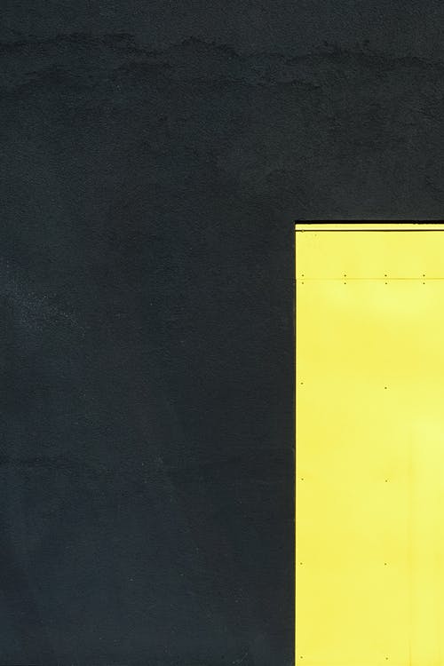 黄色的扁平金属，在深灰色的表面上的顶视图 · 免费素材图片