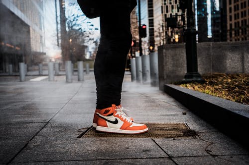 一双白色和橙色的耐克运动鞋 · 免费素材图片