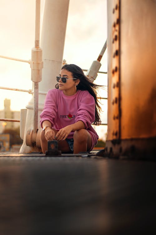 白杆附近的女人 · 免费素材图片