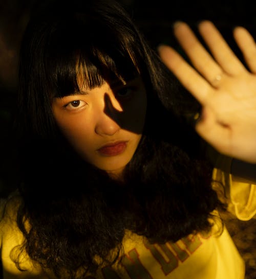 穿黄色衬衫的女人的照片 · 免费素材图片