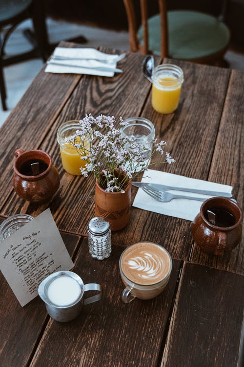 桌上的饮料 · 免费素材图片