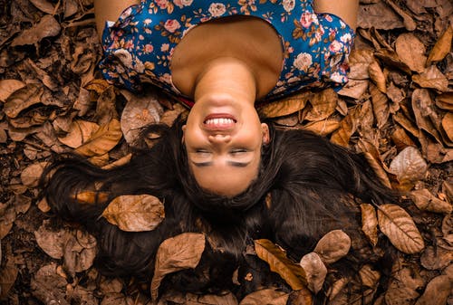 躺在干树叶上的女人 · 免费素材图片