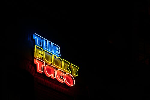 时髦的taco霓虹灯标牌 · 免费素材图片