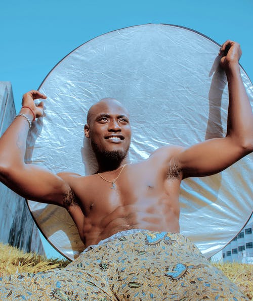 裸照男子手持太阳盖 · 免费素材图片