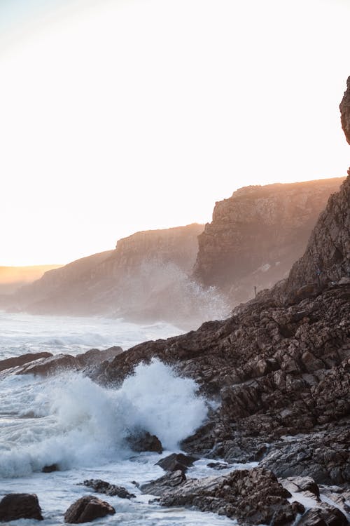 海浪在多岩石的海岸上 · 免费素材图片