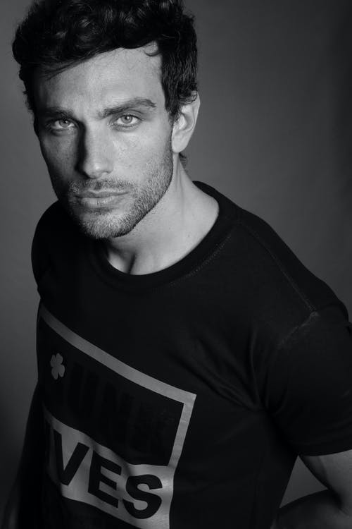 乘员领衬衫的男人的灰度摄影 · 免费素材图片