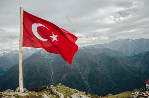 土耳其跨山的旗帜 · 免费素材图片