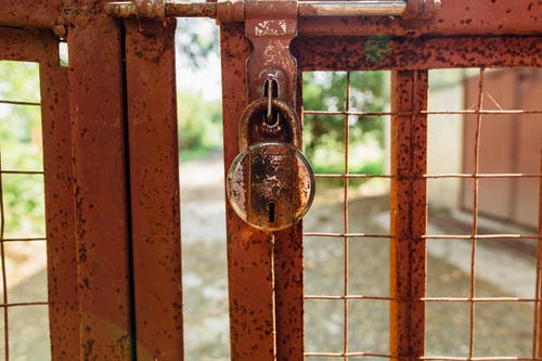 金属门上的生锈挂锁 · 免费素材图片