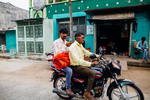 两名男子骑着摩托车 · 免费素材图片