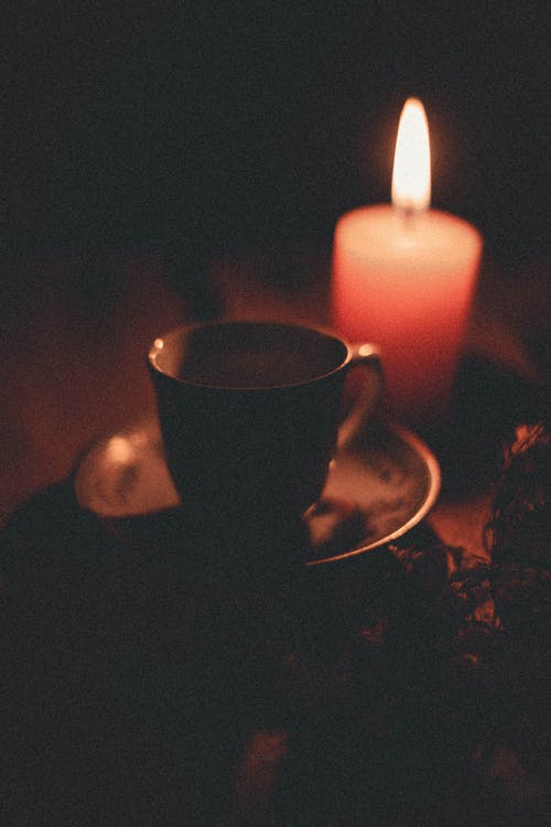 黑色陶瓷杯和粉红色柱状蜡烛 · 免费素材图片