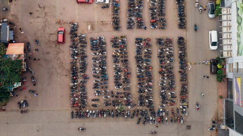 摩托车在停车位上的航拍照片 · 免费素材图片