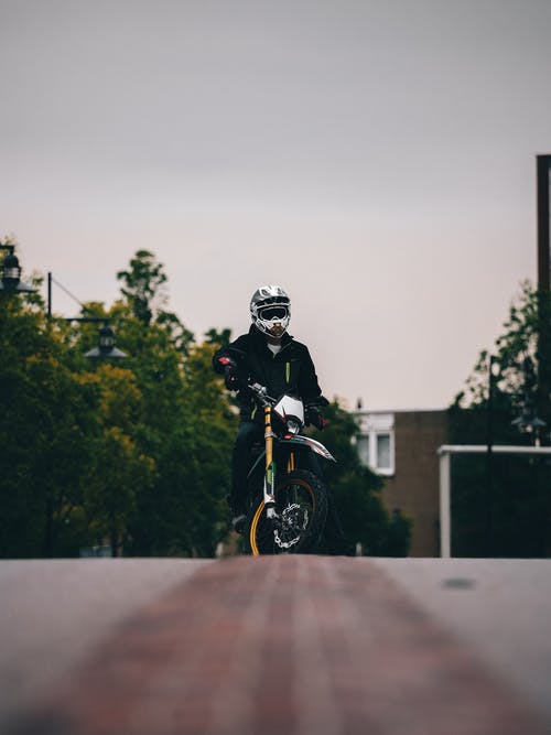 男子骑越野自行车 · 免费素材图片
