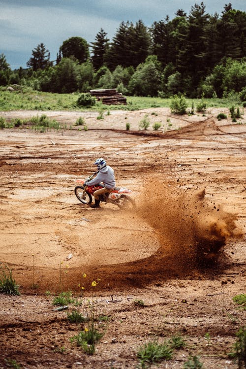 男子骑越野摩托车越野车 · 免费素材图片