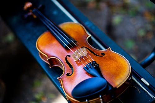 小提琴的特写照片 · 免费素材图片