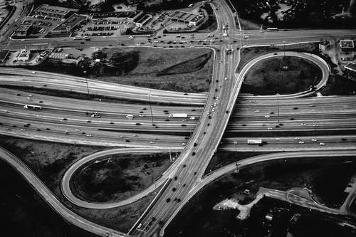 道路灰度摄影 · 免费素材图片