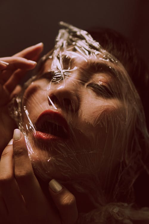女人与她的脸上保鲜膜合影的特写照片 · 免费素材图片