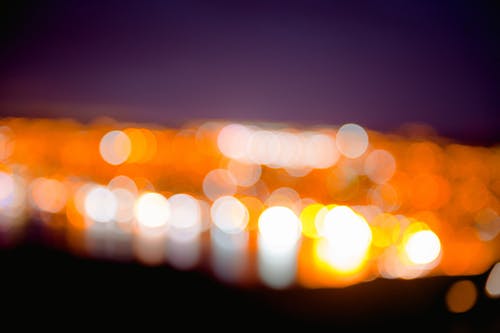 白色和橙色灯光的散景摄影 · 免费素材图片