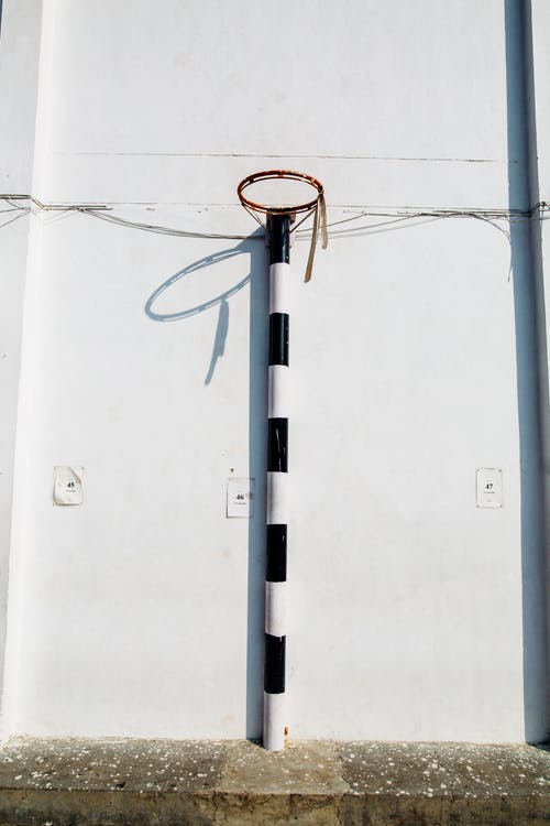 白色和黑色篮球架 · 免费素材图片
