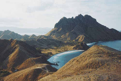 空中拍摄的蓝色的大海包围的山的美丽风景 · 免费素材图片