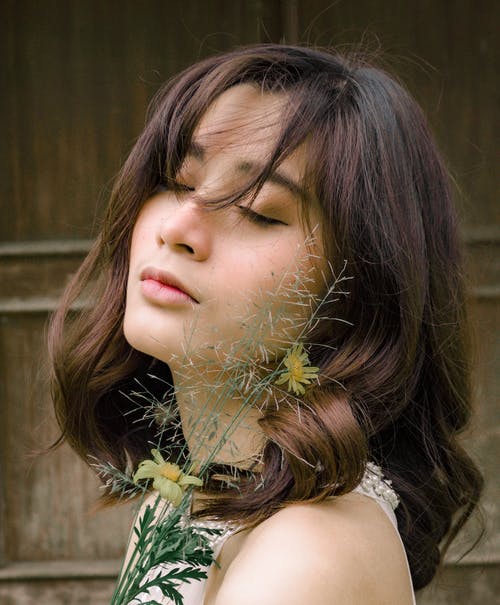 女人与她的眼睛合影的侧视图照片关闭手捧花 · 免费素材图片