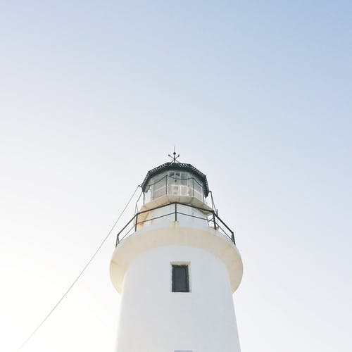 白色灯塔在白色的天空下 · 免费素材图片