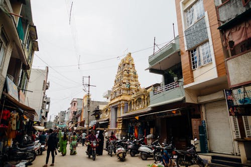 在大街上行走的人 · 免费素材图片