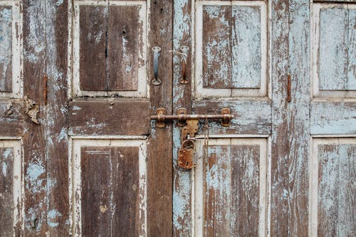旧木门与生锈的挂锁 · 免费素材图片