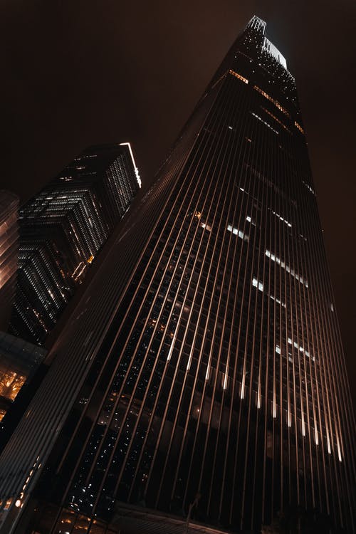 高层建筑在夜间的低角度照片 · 免费素材图片