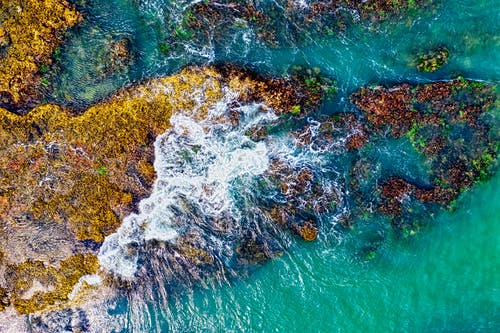 海水在岩层上的顶视图照片 · 免费素材图片