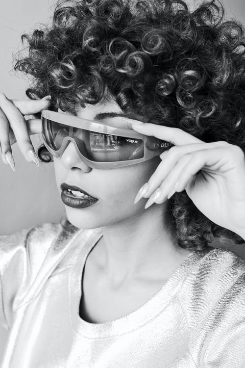 女人抱着她的太阳镜 · 免费素材图片