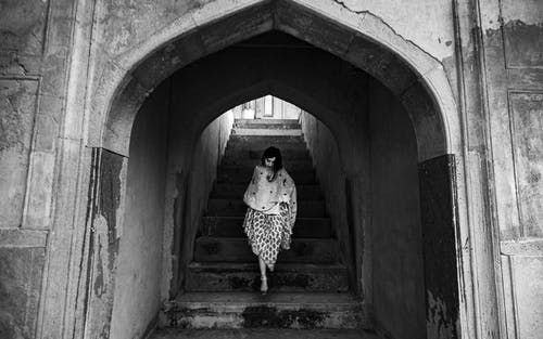 女人走下楼梯的单色照片 · 免费素材图片