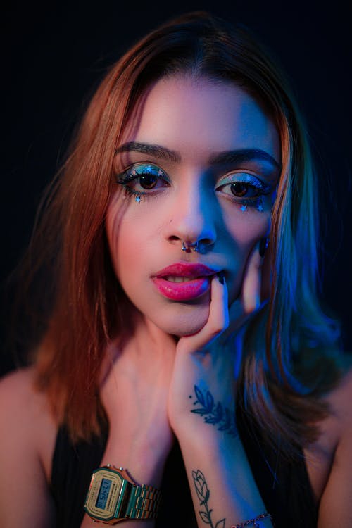 女人抚摸她的脸 · 免费素材图片