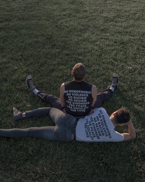 两个男人坐在草地上躺着 · 免费素材图片