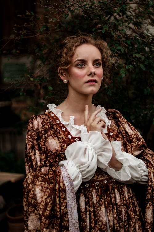 女人穿着白色和棕色的碎花维多利亚时代连衣裙 · 免费素材图片