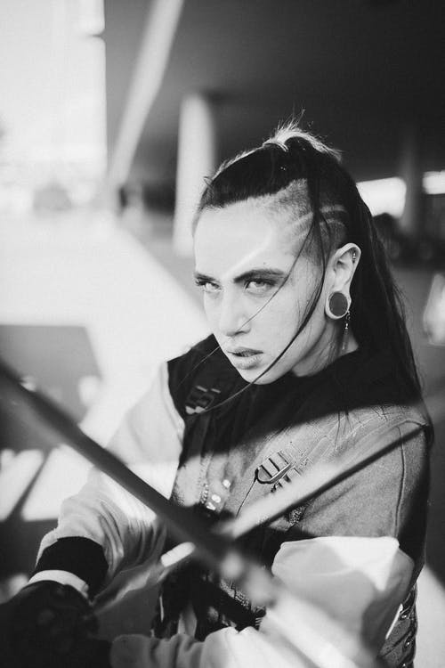 女人站的单色照片 · 免费素材图片