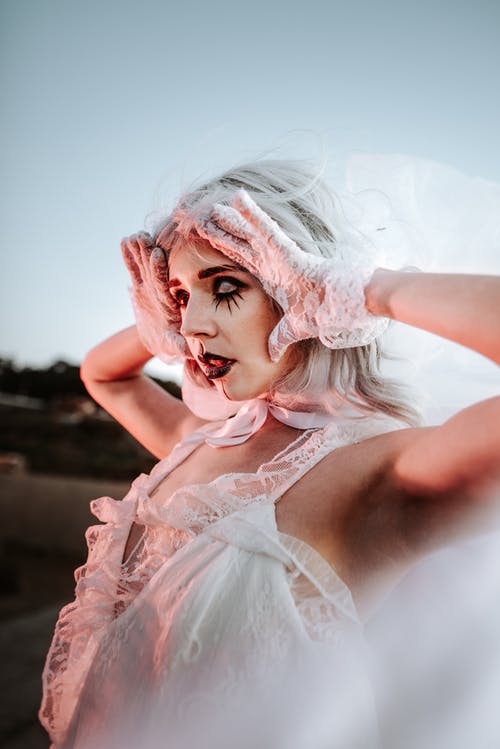 女人抱着她的脸 · 免费素材图片