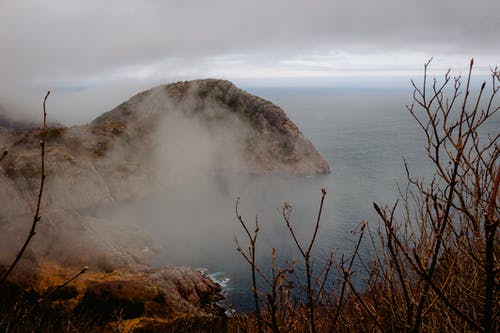 多云的天空下海边的悬崖照片 · 免费素材图片