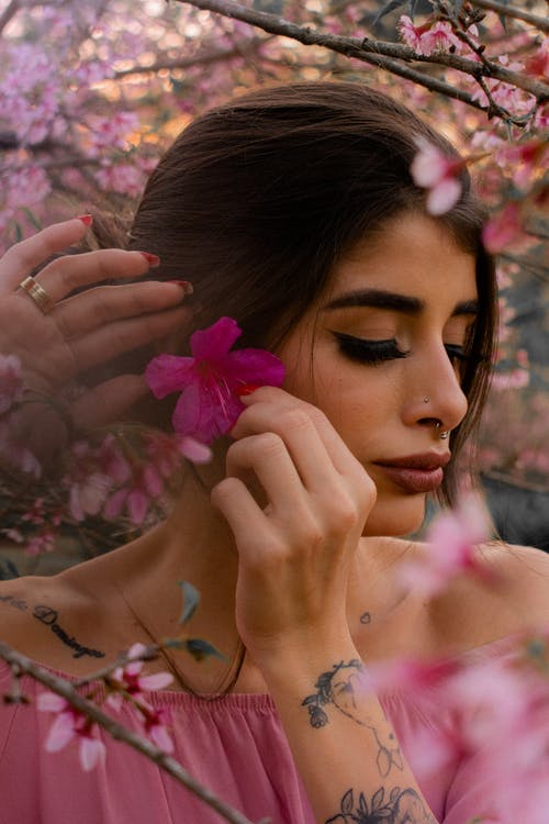 穿粉红色露肩衬衫的女人的浅焦点照片 · 免费素材图片