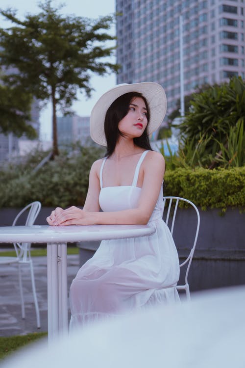 女人坐在椅子上 · 免费素材图片