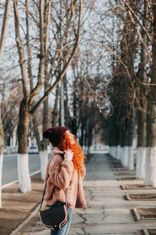 女人穿着米色夹克的浅焦点照片 · 免费素材图片