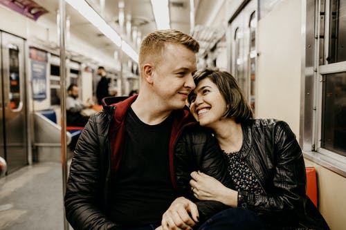 男人和女人坐在火车内 · 免费素材图片
