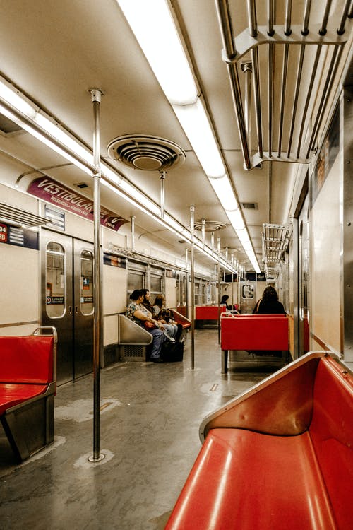乘客坐在火车内 · 免费素材图片