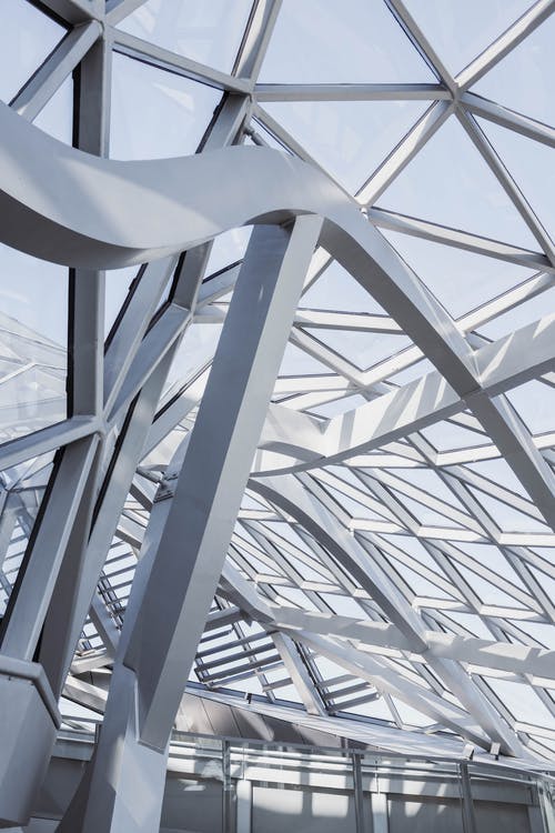 钢框架结构和玻璃面板与现代建筑内部的几何设计的特写 · 免费素材图片