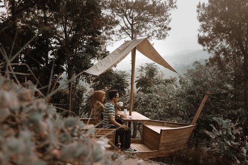 几个坐在桌旁 · 免费素材图片