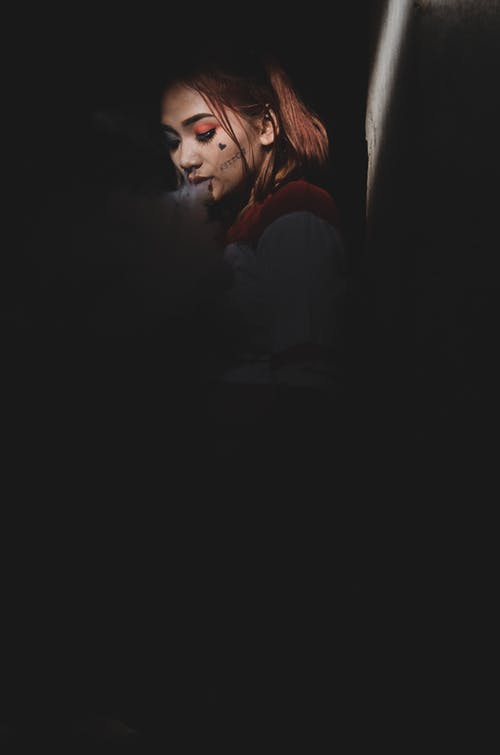 吸烟女人的外缘光照片 · 免费素材图片