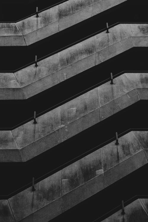 楼梯的灰度摄影 · 免费素材图片