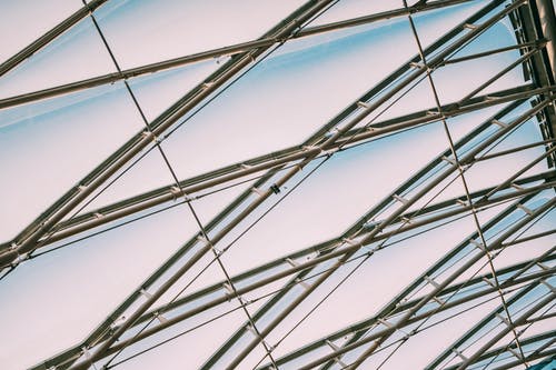 金属框玻璃天花板的低角度照片 · 免费素材图片