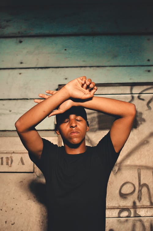 男子举起手臂 · 免费素材图片