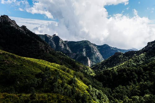 多云的天空下的绿山照片 · 免费素材图片